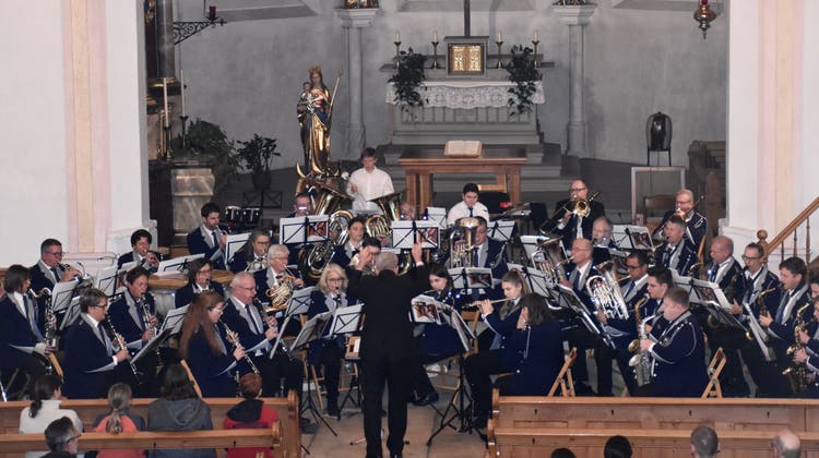 Die Musikgesellschaft Ermatingen zelebrierte am Sonntagabend ein überaus genussreiches Programm in der Kirche. (Bild: Margrith Pfister-Kübler)
