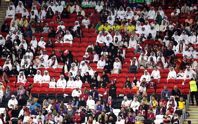 Viele leere Sitze: Zahlreiche Zuschauerinnen und Zuschauer verliessen die Arena in Al Khor vorzeitig. Auch das TV-Publikum schien vom Eröffnungsspiel wenig angetan.