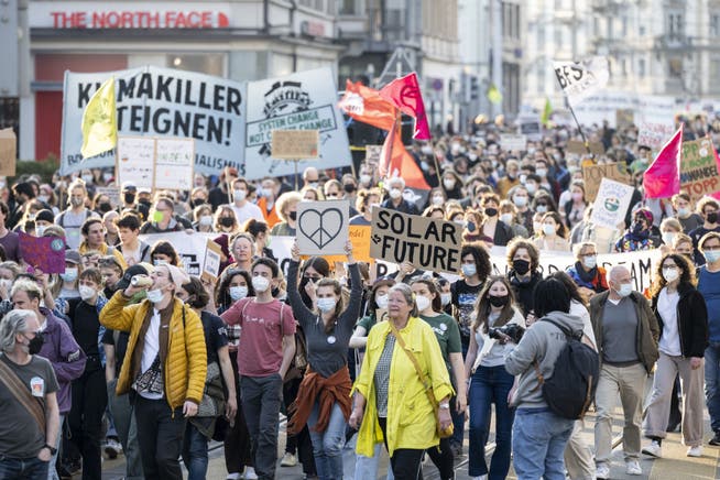 Menschen demonstrieren im März 2022 in Zürich gegen die Klimapolitik und für einen sicheren Klimaschutz.