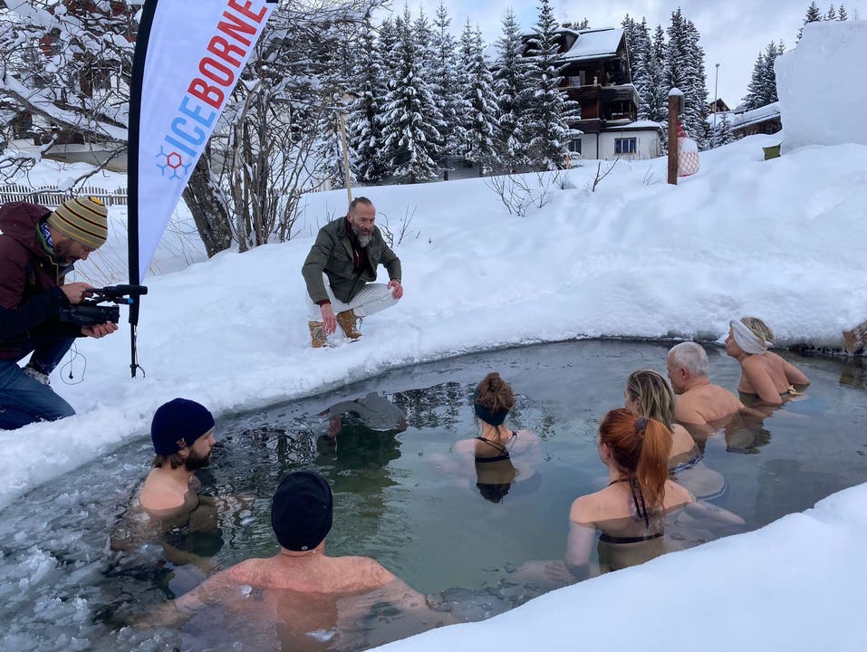 Der Verein «Eisbadi Arosa» bietet auch Workshops für Gruppen an, die das erste Mal im eisigen Wasser baden gehen.