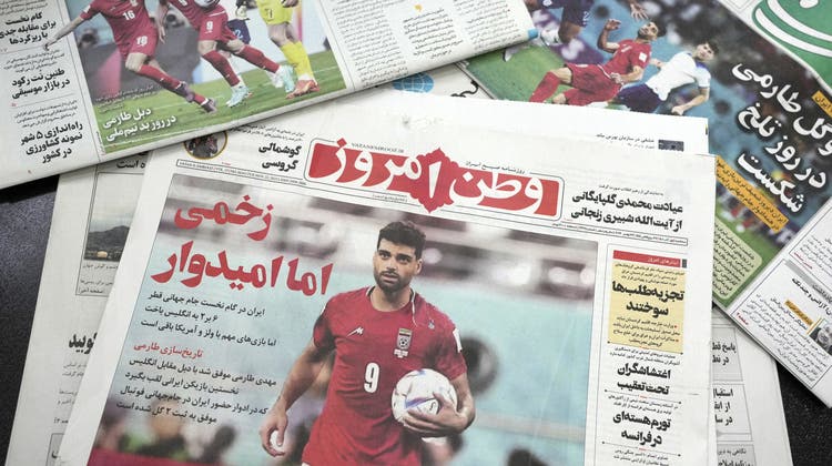 Die regimetreue iranische Tageszeitung «Vatan-e Emrooz» beschränkte sich in ihrer aktuellen Ausgabe auf den sportlichen Aspekt der 2:6-Niederlage gegen England an der WM in Katar: «Verwundet, aber hoffnungsvoll» lautete der Titel. (Vahid Salemi / AP)