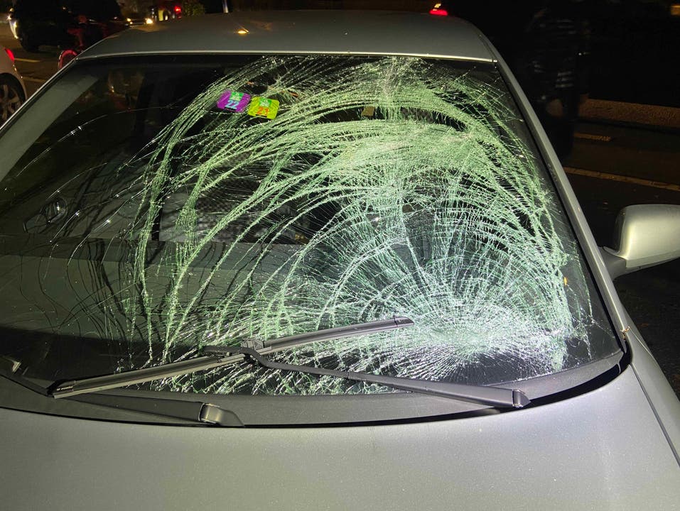 Zofingen, 22. November: Eine Fussgängerin wurde beim Überqueren eines Fussgängerstreifens von einem Auto erfasst und zu Boden geschleudert.