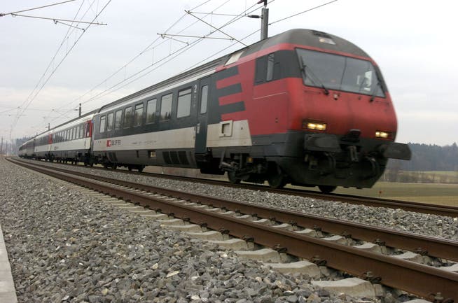 Ein Zug blockierte am Dienstagmorgen die Bahn-2000-Strecke der SBB zwischen Bern und Olten. Der Normalbetrieb läuft bereits wieder an. (Symbolbild)