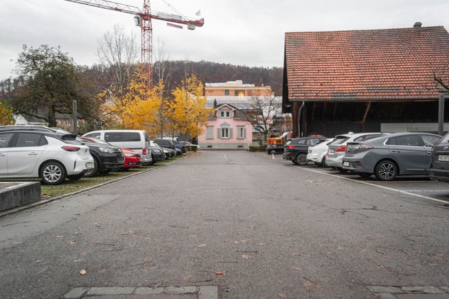 Parkieren in Obersiggenthal soll künftig kosten. Im Zentrum – wie hier auf dem Gemeindehausparkplatz – wird es teurer als in den Quartieren.