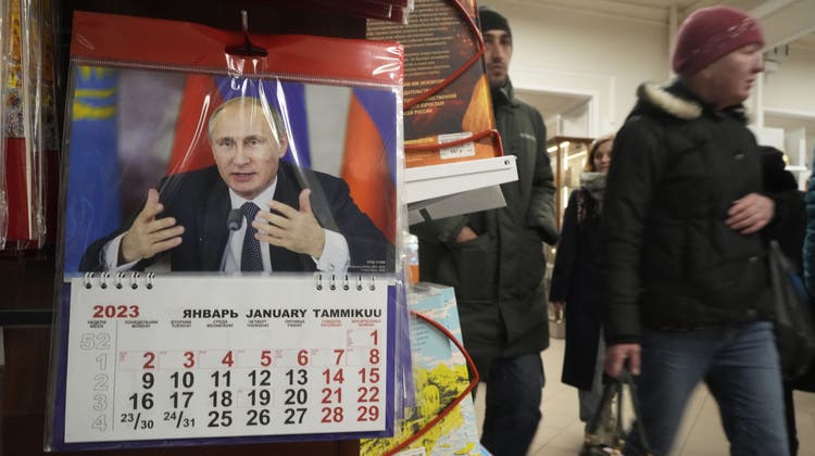 Russinnen und Russen passieren beim Einkaufen in St. Petersburg einen Putin-Kalender: Der Situation in der Ukraine stehen sie gleichgültig gegenüber. (Dmitri Lovetsky / AP)