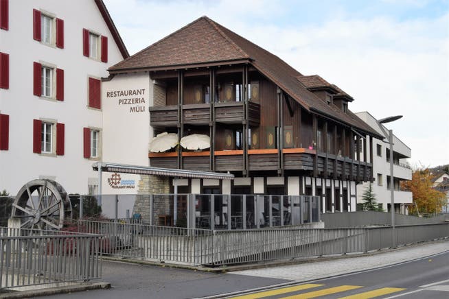 Die Pizzeria befindet sich direkt am Aabach, ist gut zu sehen von der Hauptstrasse aus.
