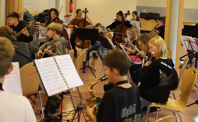25 Jugendliche haben im Musiklager der Musikschule Menziken-Burg während der Herbstferien fünf Stücke einstudiert.
