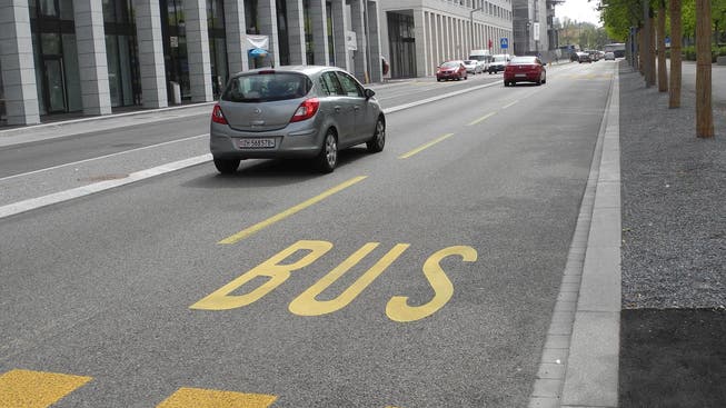 Die Busspur im Dietiker Limmatfeld: Hier sind derzeit nur Busse erlaubt.