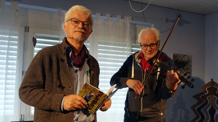 Markus Manfred Jung las in Laufenburg aus seinem neuen Pilzbuch «Vom Glück des Findens», klanglich untermalt von Musiker Uli Führe. (Roswitha Frey)