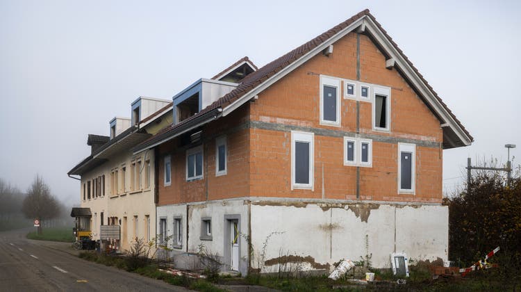 Der mittlere und der rechte Hausteil dieses Gebäudes in Rekingen werden versteigert. (Alex Spichale)