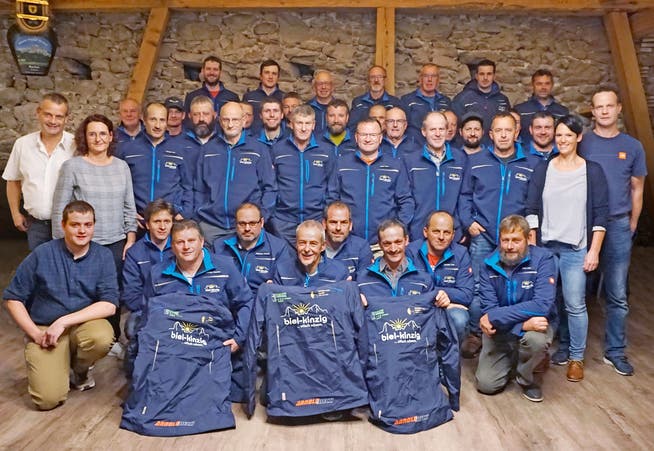 Die Mitarbeitenden der Biel-Kinzig AG freuen sich über die neuen Jacken. 