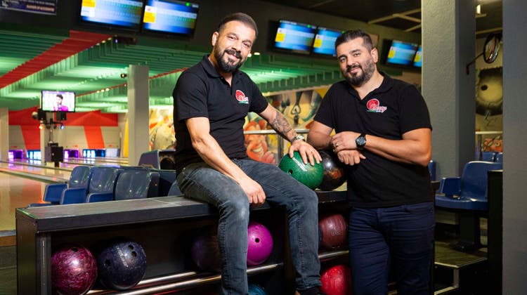 Die Brüder Deniz (links) und Gökhan Simsek bowlen selber gerne. (Bild: Stefan Kaiser (Baar, 23. November 2022))