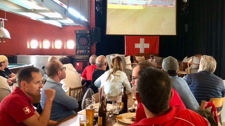 Im Restaurant Eintracht in Kirchberg verfolgen rund 25 Fans den Match zwischen der Schweiz und Kamerun. (Bild: Alain Rutishauser)