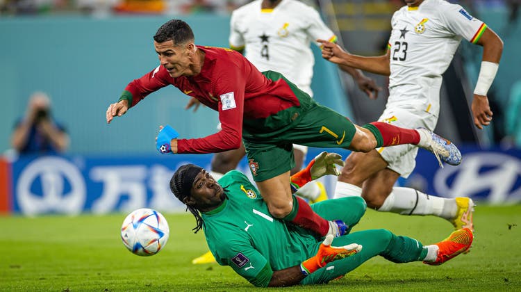 Ghanas Torhüter Lawrence Ati Zigi bei seiner ersten Intervention gegen Portugals Ausnahmespieler Cristiano Ronaldo. (Bild: Lukasz Skwiot/Freshfocus)