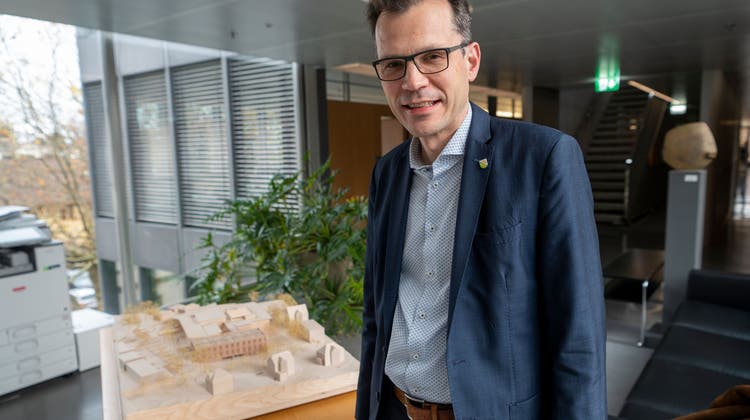 Baudirektor Dominik Diezi mit dem Modell des Erweiterungsbaus der Kantonsschule Frauenfeld. (Marius Eckert)