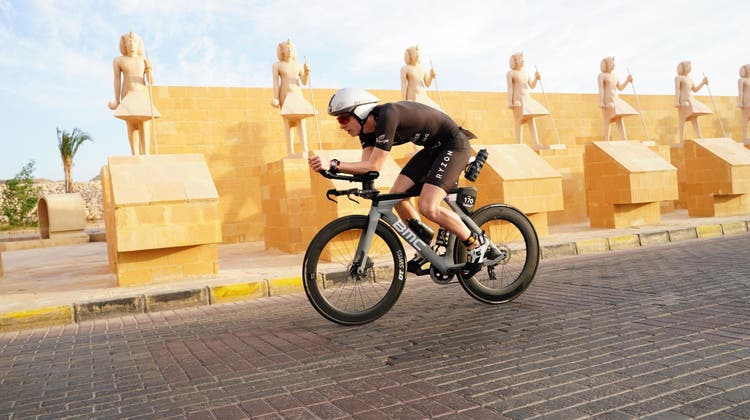 Malerische Kulisse: Florin Parfuss auf der Radstrecke während des Triathlons in Ägypten. (Bild: PD)