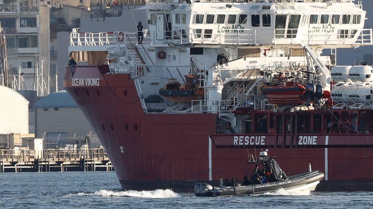 Die «Ocean Viking» im Militärhafen von Toulon. (Keystone)