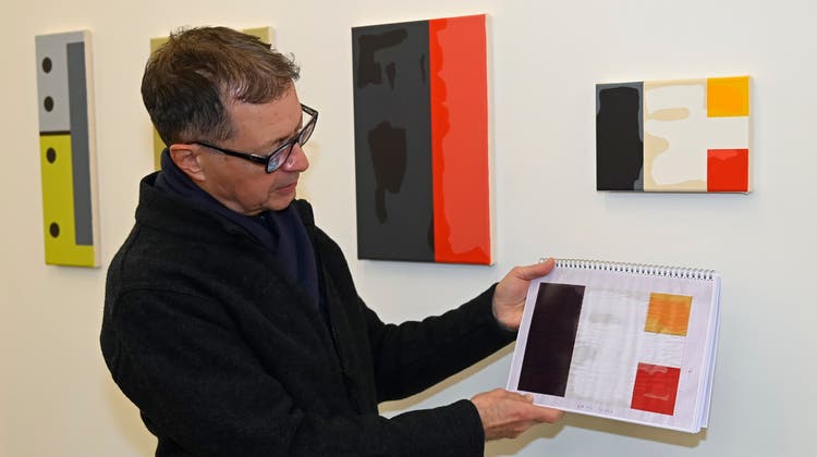 Jean-Luc Manz zeigt die Vorlage in seinem Malheft und das daraus abgeleitete Gemälde in der Serie «Glaneur du temps». (Oliver Menge)