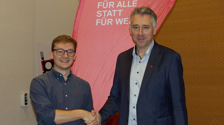 Sandro Covo (links) übernimmt von Stefan Dietrich das Amt des Präsidenten der SP Bezirk Bremgarten. (Bild: Verena Schmidtke)