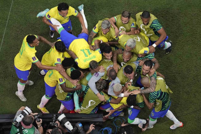Jubel à la Brazil: Die Seleçao feiert den Auftaktsieg gegen Serbien.