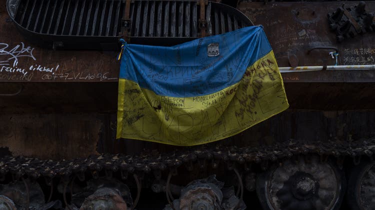 Diese ukrainische Flagge hängt an einem zerstörten russischen Panzer in der Innenstadt von Kiew. (Bild: key)