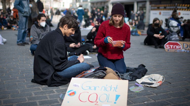 Jugendliche bei einem Sitzstreik fürs Klima im März 2021. (Bild: Benjamin Manser)