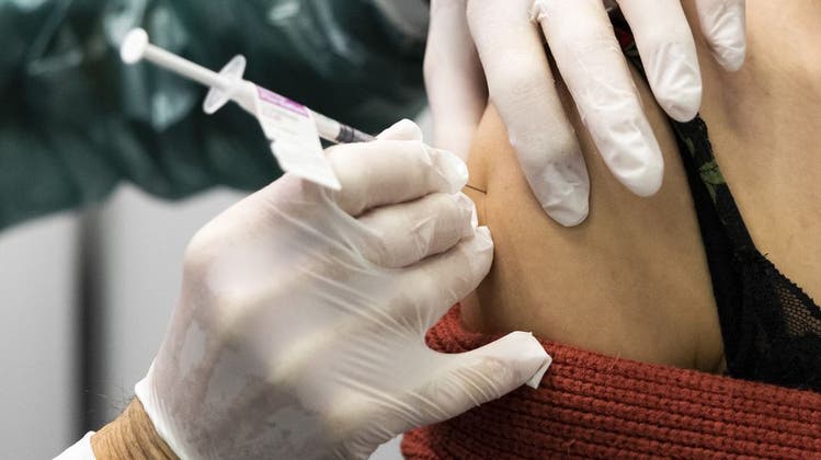 In der Schweiz wurden bis heute 16,7 Millionen Covid-Impfdosen verimpft. Darauf haben sich gut 16'000 Betroffene mit Nebenwirkungen bei Swissmedic gemeldet. (Bild: Bruno Kissling/ Oltner Tagblatt)