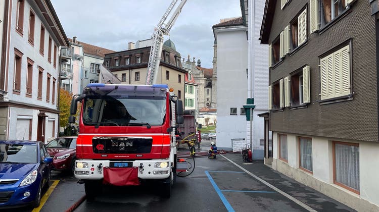 In Einsiedeln brannte ein Mehrfamilienhaus, verletzt wurde niemand. (Bild: Kantonspolizei Schwyz)