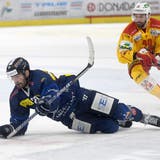 Ambri's player Zaccheo Dotti, left, fights for the puck with Bienne's player Etienne Froidevaux, during the preliminary round game of National League A (NLA) Swiss Championship 2022/23 between HC Ambri Piotta and EHC Bienne at the Gottardo Arena in Ambri, Friday, November 25, 2022. (KEYSTONE/Ti-Press/Samuel Golay) (Samuel Golay / KEYSTONE/TI-PRESS)