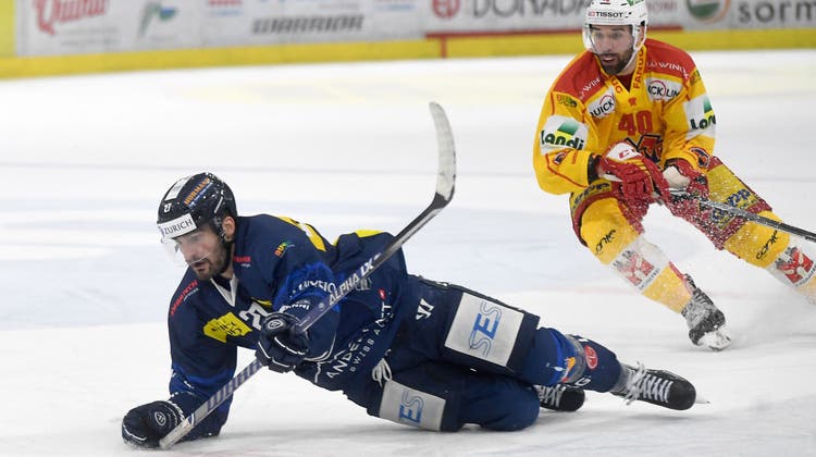 Ambri's player Zaccheo Dotti, left, fights for the puck with Bienne's player Etienne Froidevaux, during the preliminary round game of National League A (NLA) Swiss Championship 2022/23 between HC Ambri Piotta and EHC Bienne at the Gottardo Arena in Ambri, Friday, November 25, 2022. (KEYSTONE/Ti-Press/Samuel Golay) (Samuel Golay / KEYSTONE/TI-PRESS)