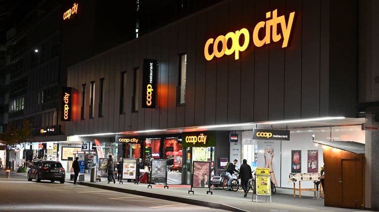 Auch das Warenhaus in der Innenstadt, das Coop City, hat am Donnerstag nur noch bis 20 Uhr geöffnet. (Bruno Kissling)