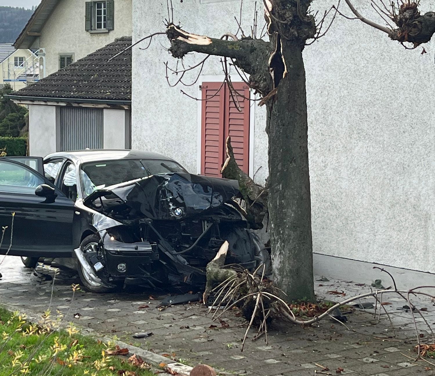 Aesch: Autofahrerin Prallt Frontal In Baum – Grosser Sachschaden