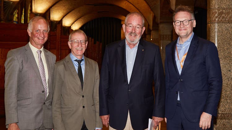 Bei der Verleihung des Herbert-Falk-Award: Alex Straumann (2. von links) mit Stephen Attwood (links) und den Jurymitgliedern Jürgen Schölmerich (Frankfurt) und Alain Schoepfer aus Lausanne (ganz rechts). (zvg)