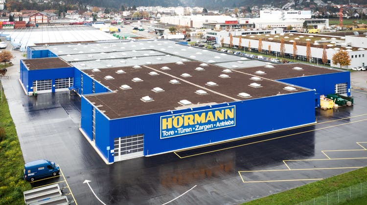 Der neue Logistikanbau der Hörmann Schweiz AG in Oensingen aus der Vogelperspektive. (zvg)