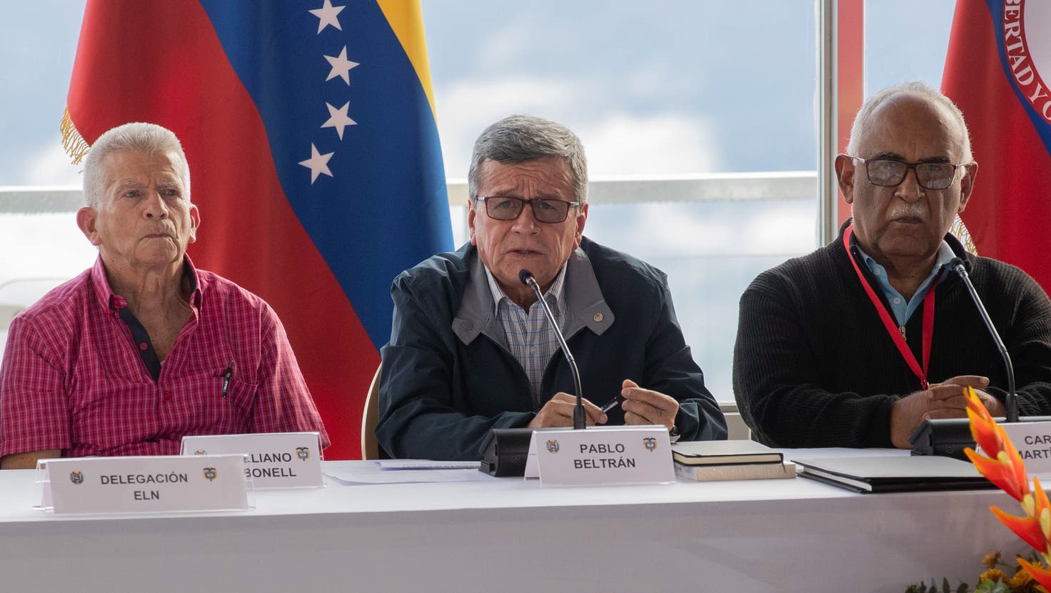 Sie vertreten in den Friedensgesprächen die Guerilla der Nationalen Befreiungsarmee (ELN): Aureliano Carbonell, Pablo Beltran and Carlos Martinez. (Caracas, Venezuela, 21. November 2022) (Rayner Pena R / EPA)
