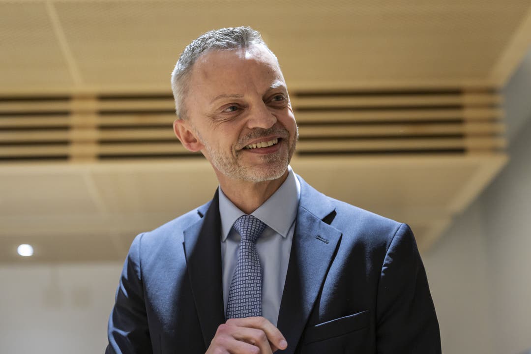 Der ehemalige Zürcher SVP-Nationalrat und Juraprofessor Hans-Ueli Vogt hat sich fraktionsintern knapp gegen den Berner Ständerat Werner Salzmann durchgesetzt.