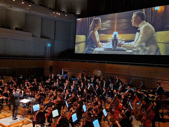 Léa Seydoux und Daniel Craig, in «Spectre »begleitet vom City Light Symphony Orchestra unter Kevin Griffiths im Konzertsaal des KKL.