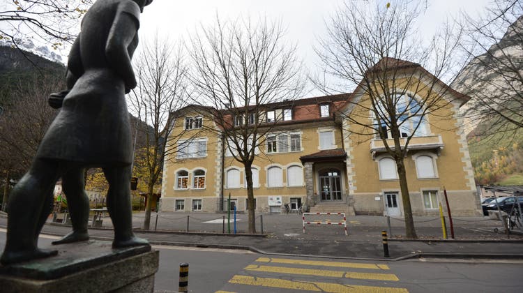 Das Schulhaus Stegmatt in Erstfeld. (Bild: Urs Hanhart (Erstfeld, 25. November 2022))