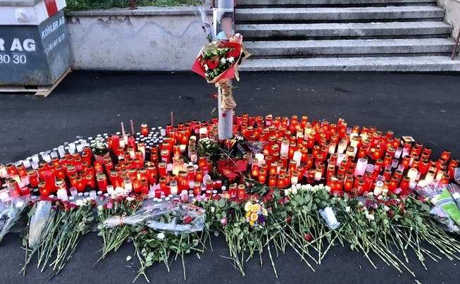 Blumen und Kerzen von Kollegen und Angehörigen liegen an der Stelle, wo der Taxifahrer am Freitag, 18. November, getötet wurde. 