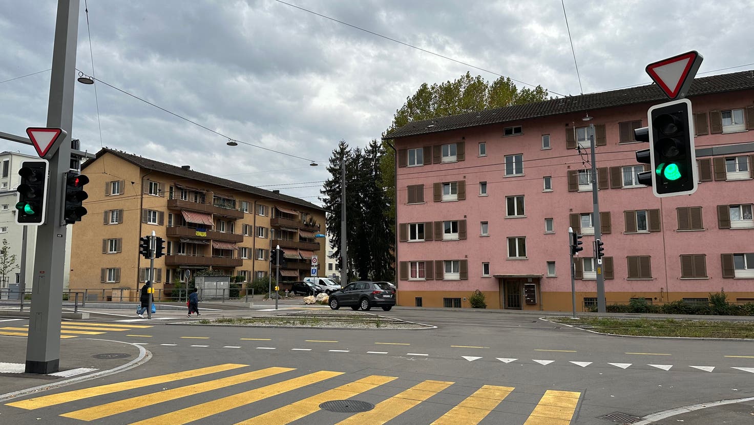 Die geplante Neubausiedlung der Swiss Life soll an der Limmattalbahnstrecke entstehen und bestehende Gebäude ersetzen. (Florian Schmitz)