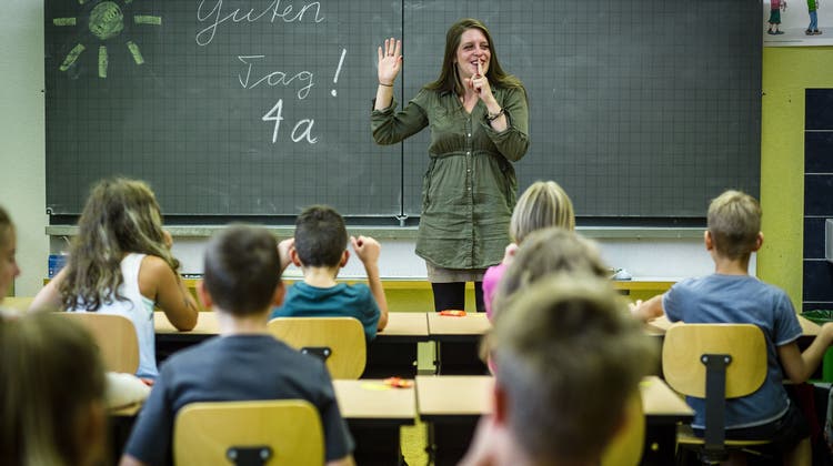 Viele Lehrkräfte gehen in Pension, zu wenige PH-Absolventen rücken nach: In der Schweiz herrscht Lehrermangel. (Archivbild: Chris Iseli)