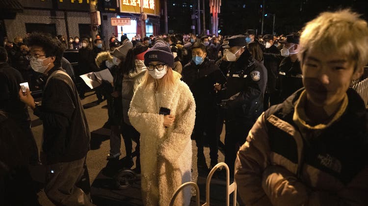 Ein Mann in Peking schreit seinen Ärger hinaus: In der chinesischen Hauptstadt versammelten sich in der Nacht Tausende, um gegen die Coronapolitik der Regierung zu protestieren. (Mark R. Cristino / EPA)