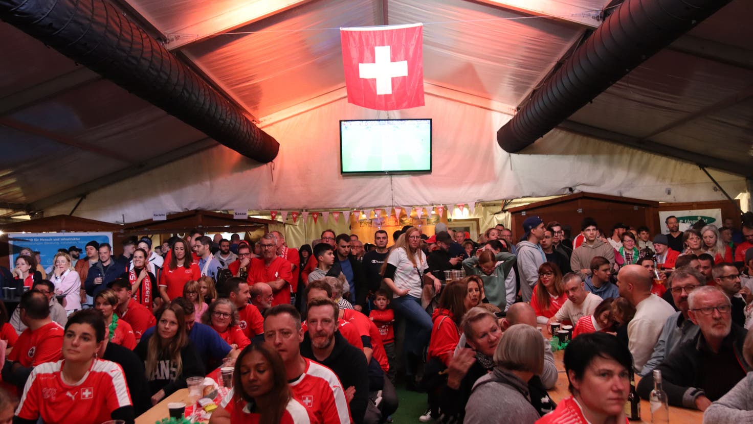 In der Urdorfer Böllebar verfolgten rund 450 Fans das Spiel. (Lydia Lippuner)