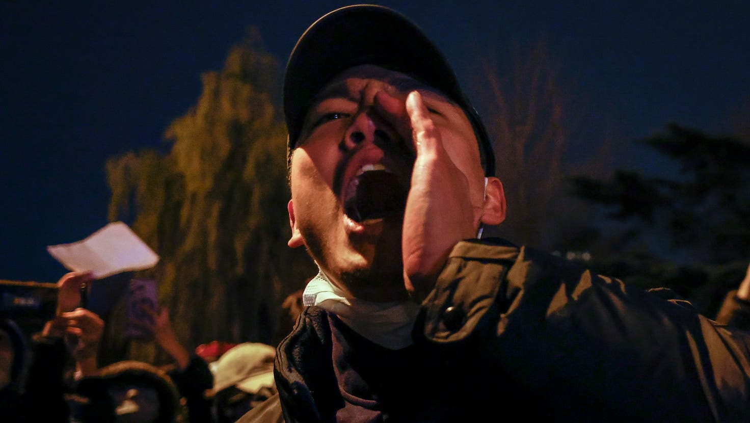 Ein Mann in Peking schreit seinen Ärger hinaus: In der chinesischen Hauptstadt versammelten sich in der Nacht Tausende, um gegen die Coronapolitik der Regierung zu protestieren. (Mark R. Cristino / EPA)