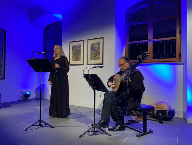 Eve Kopli Scheiber singt, begleitet von Musiker Thorsten Bleich mit historischen Lauteninstrumenten.