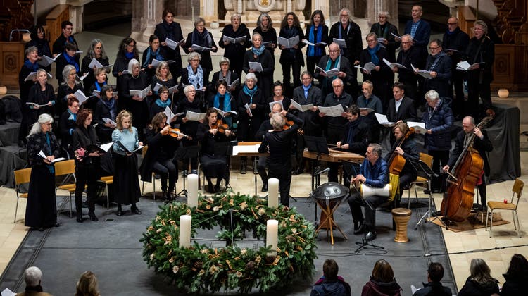 Harmonisch vereint: Alle Beteiligten trugen zu einer eindringlichen «Missa Gaia» von Peter Roth bei. (Bild: Reto Martin)