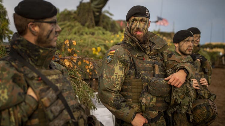 «Mehr oder weniger blank»: Bundeswehr-Soldaten nehmen im Oktober am Nato-Manöver «Iron Wolf» in Litauen teil. (Mindaugas Kulbis/AP)