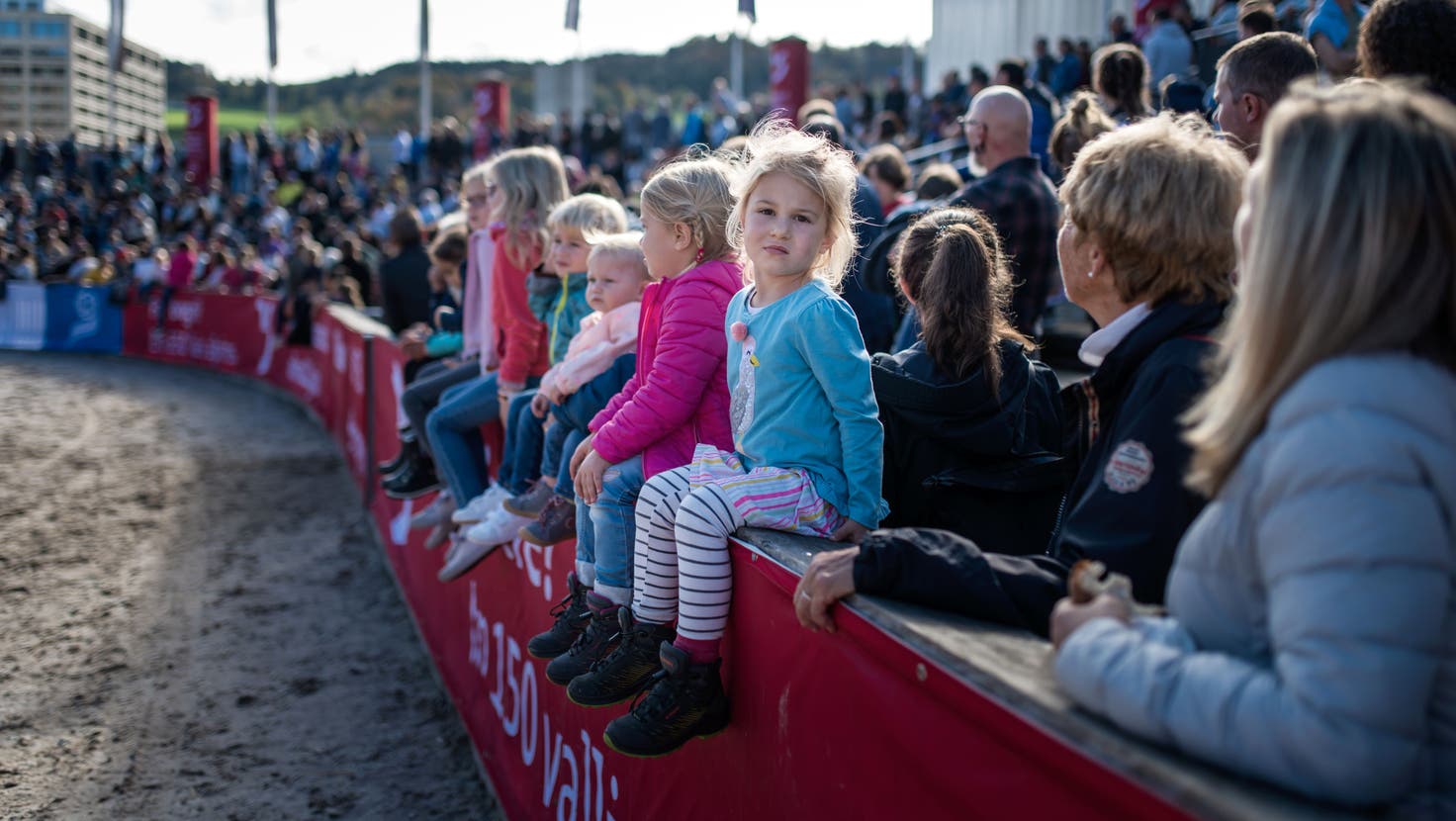 Warten auf die Darbietungen in der Arena: Besucherinnen und Besucher der diesjährigen Olma. (Bild: Michel Canonica (St.Gallen, 22. Oktober 2022))