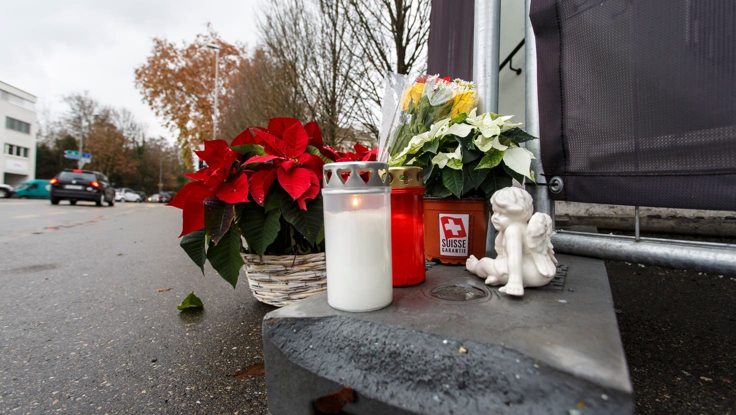 Blumen und Kerzen zum Gedenken an die Opfer der Brandkatastrophe in Solothurn. (Hanspeter Bärtschi)