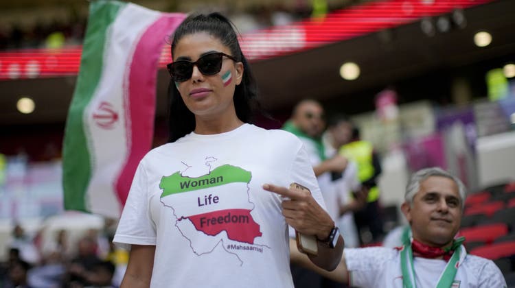Eine Zuschauerin trägt während des Spiels des Irans gegen Wales ein T-Shirt mit dem Slogan der Protestbewegung gegen das iranische Regime. (Francisco Seco / AP)